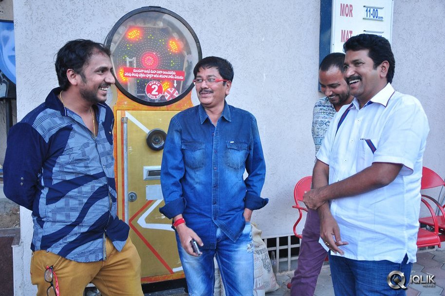 Eedorakam-Aadorakam-Movie-Team-at-Bhramaramba-Theater